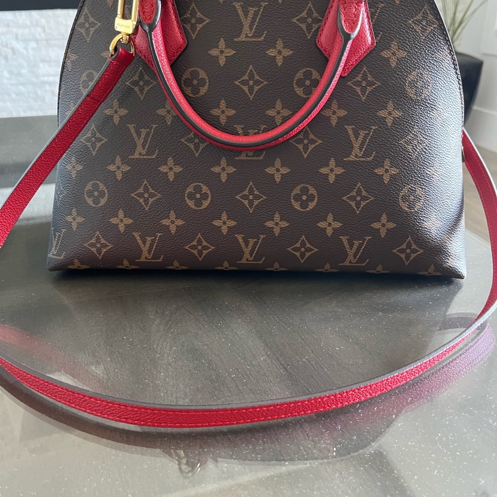 LV bag in medium size. Perfect condition.